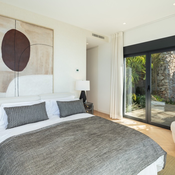 Modern 4 Bedroom Villa in El Herrojo at La Quinta in Benahavis | Image 12