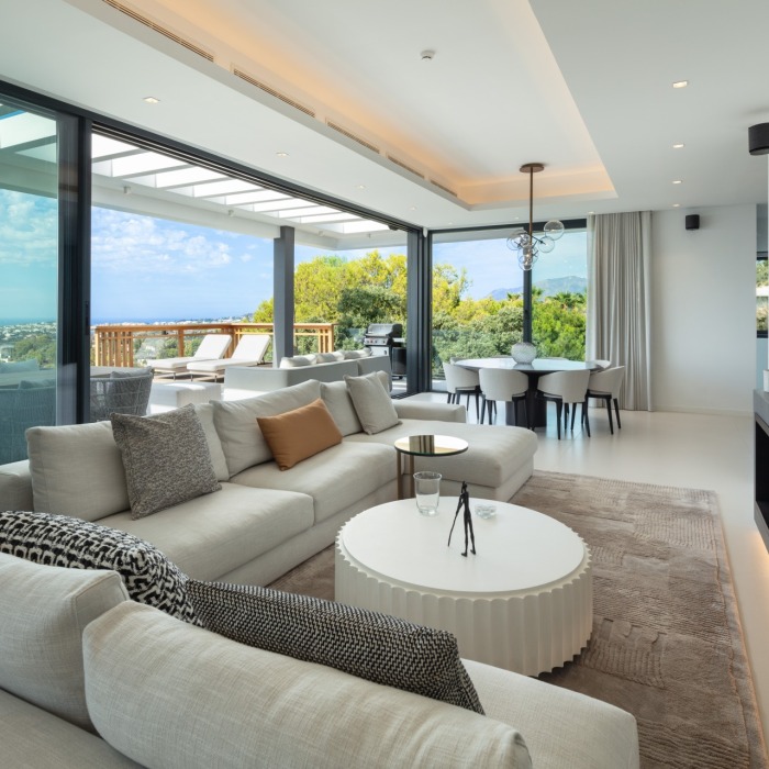 Modern 4 Bedroom Villa in El Herrojo at La Quinta in Benahavis | Image 16