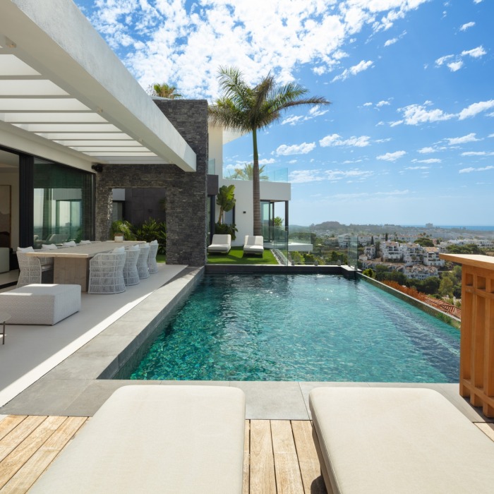 Modern 4 Bedroom Villa in El Herrojo at La Quinta in Benahavis | Image 18
