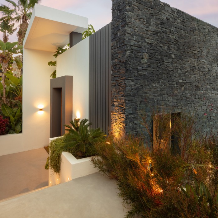 Modern 4 Bedroom Villa in El Herrojo at La Quinta in Benahavis | Image 2