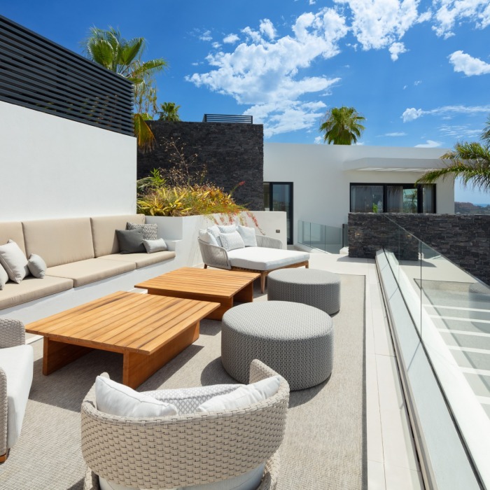 Modern 4 Bedroom Villa in El Herrojo at La Quinta in Benahavis | Image 27