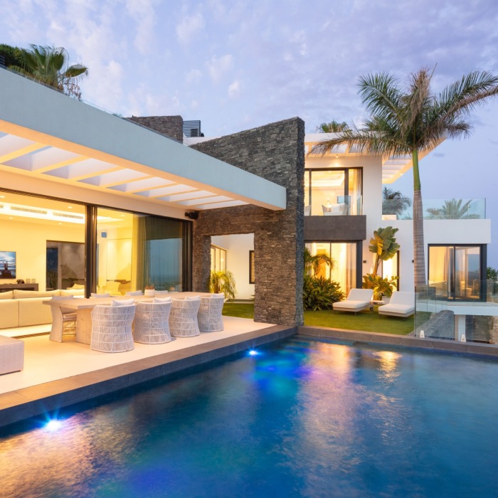 Modern 4 Bedroom Villa in El Herrojo at La Quinta in Benahavis | Image 35