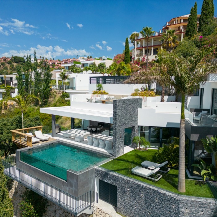 Modern 4 Bedroom Villa in El Herrojo at La Quinta in Benahavis | Image 41