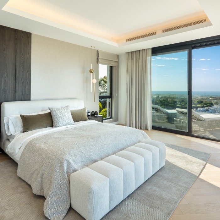 Modern 4 Bedroom Villa in El Herrojo at La Quinta in Benahavis | Image 6