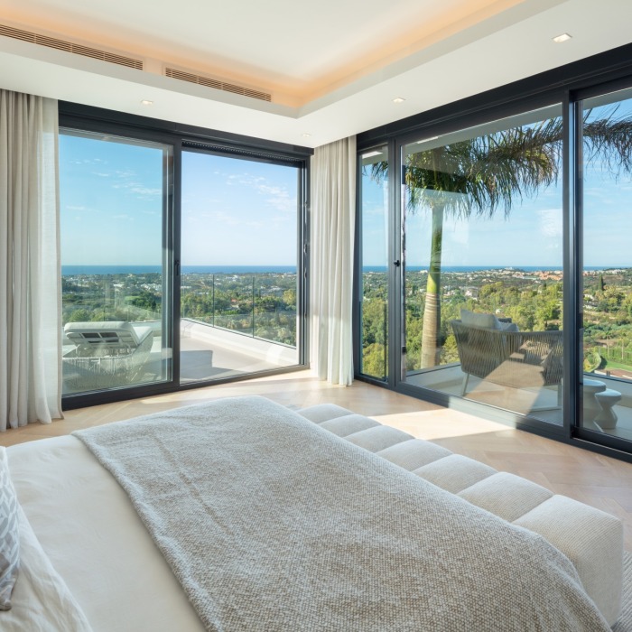 Modern 4 Bedroom Villa in El Herrojo at La Quinta in Benahavis | Image 7