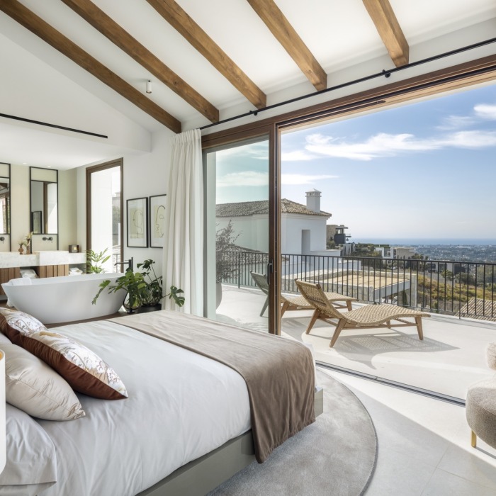 Modern 5 Bedroom Villa in El Herrojo in La Quinta, Benahavis | Image 5