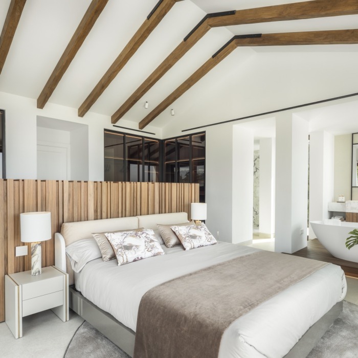 Modern 5 Bedroom Villa in El Herrojo in La Quinta, Benahavis | Image 6
