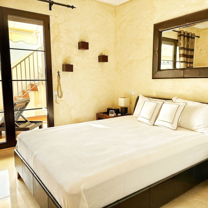 2 bedroom penthouse with panoramic views in Los Arqueros in Benahavis | Image 10