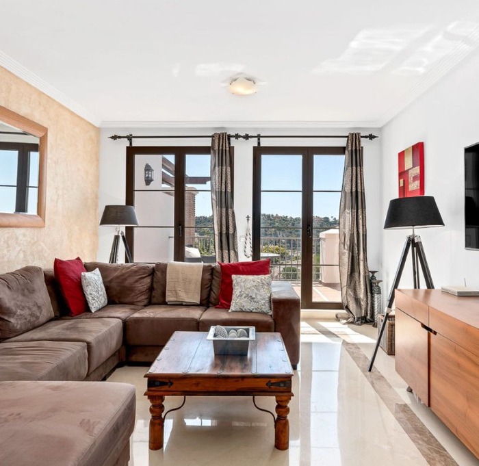 2 bedroom penthouse with panoramic views in Los Arqueros in Benahavis | Image 7