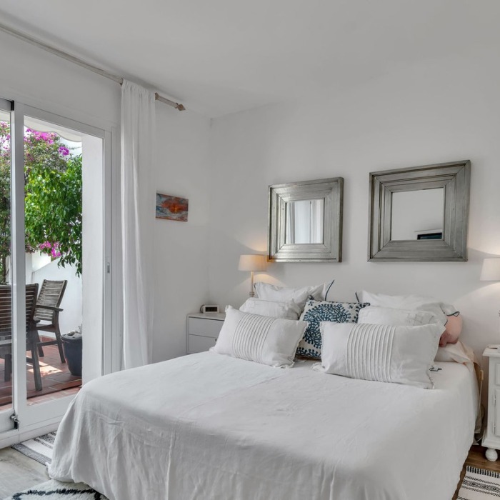 2 Bedroom Frontline Golf Sea View Apartment in La Quinta, Benahavis | Image 18