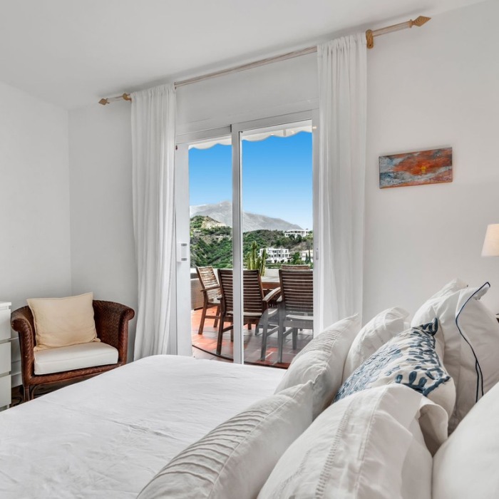 2 Bedroom Frontline Golf Sea View Apartment in La Quinta, Benahavis | Image 17