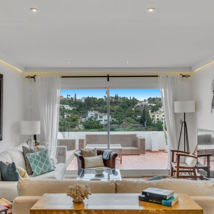 2 Bedroom Frontline Golf Sea View Apartment in La Quinta, Benahavis | Image 12