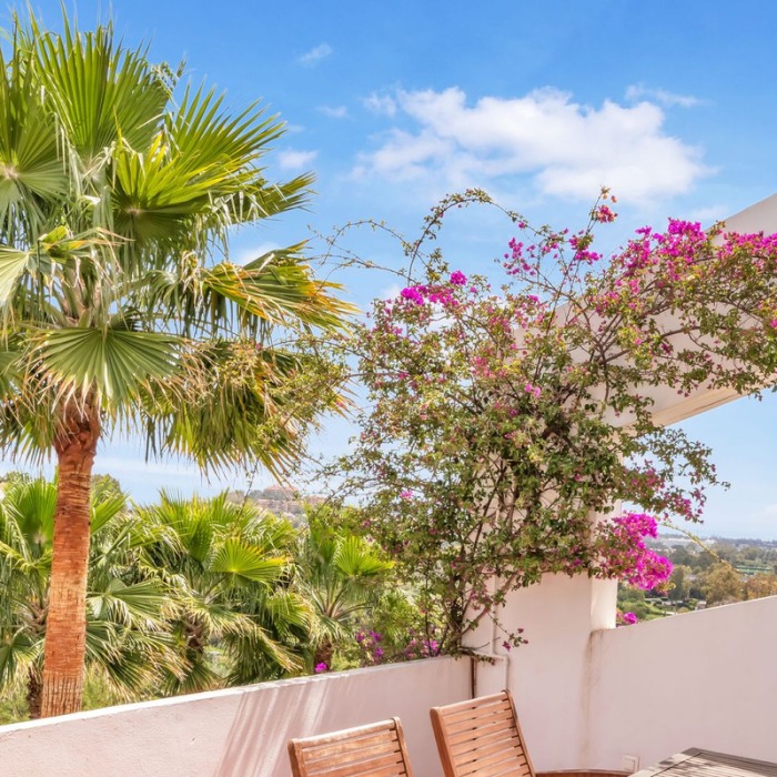 2 Bedroom Frontline Golf Sea View Apartment in La Quinta, Benahavis | Image 3