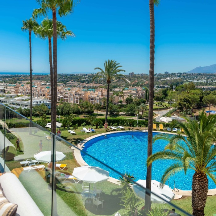 Moderno Apartamento de 3 Dormitorios con vistas al Mar en Lomas de Marbella Club | Image 17
