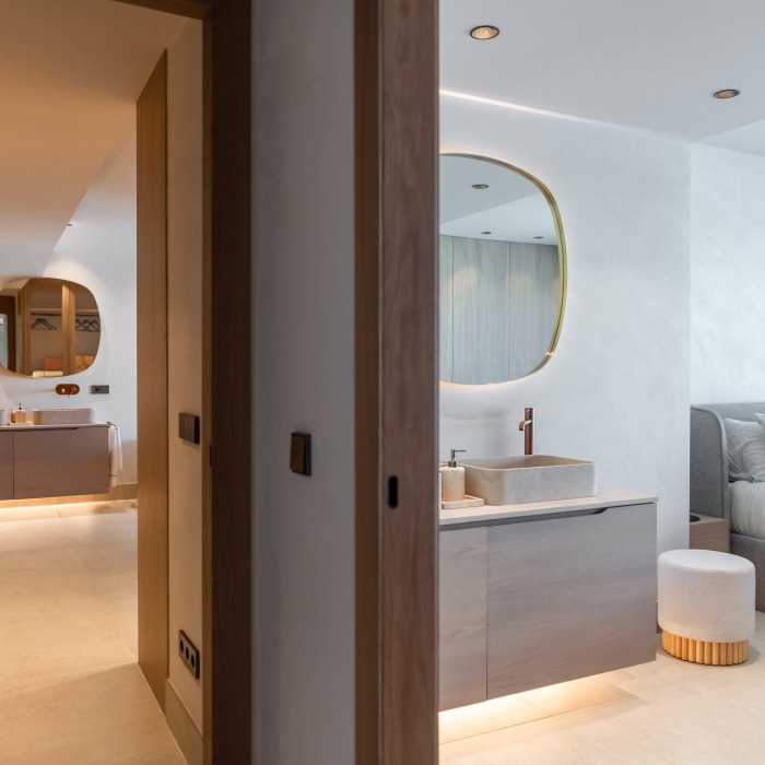 Moderno Apartamento de 3 Dormitorios con vistas al Mar en Lomas de Marbella Club | Image 12