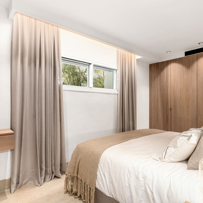 Moderno Apartamento de 3 Dormitorios con vistas al Mar en Lomas de Marbella Club | Image 21