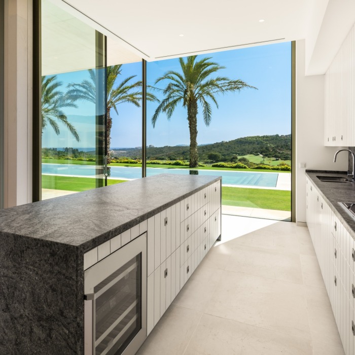 Villa de 5 dormitorios en primera línea de golf con vistas al mar en Finca Cortesin, Casares | Image 17