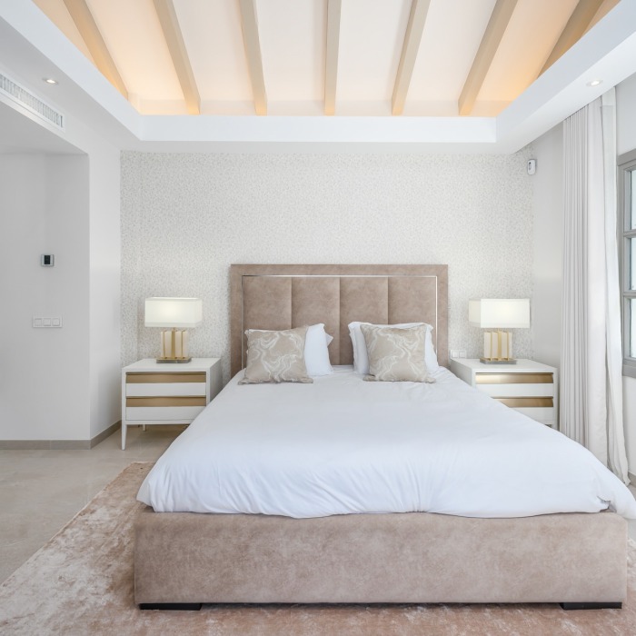 Luxurious 6 Bedroom Villa in Los Naranjos, Nueva Andalucia | Image 26