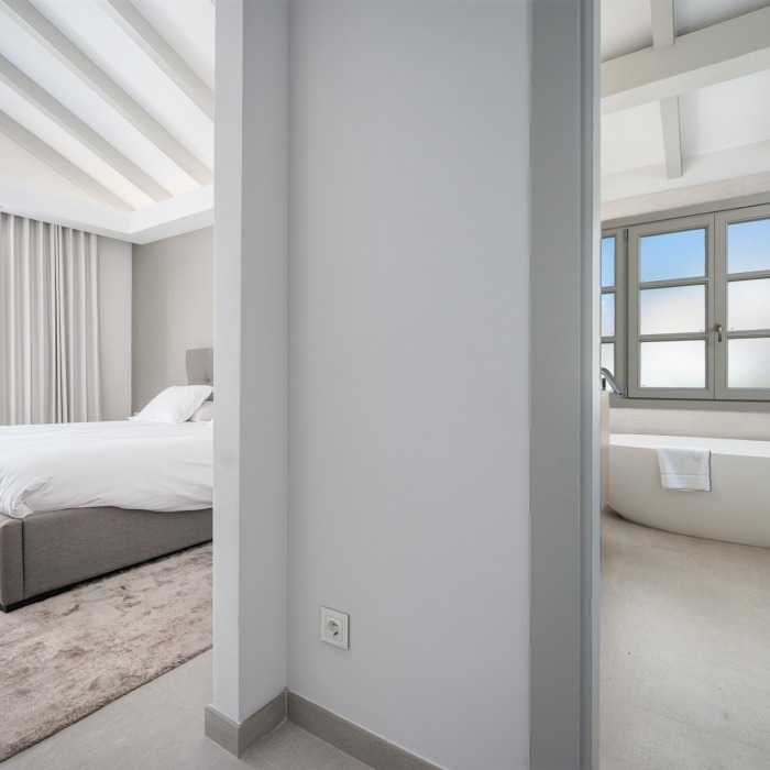 Luxurious 6 Bedroom Villa in Los Naranjos, Nueva Andalucia | Image 44
