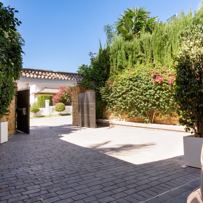 Luxurious 6 Bedroom Villa in Los Naranjos, Nueva Andalucia | Image 65