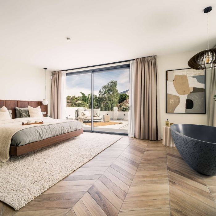 Modern 5 Bedroom Villa in Nueva Andalucia | Image 18