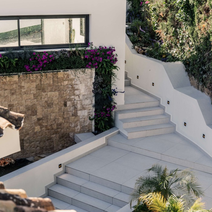 Modern 5 Bedroom Villa in Nueva Andalucia | Image 49