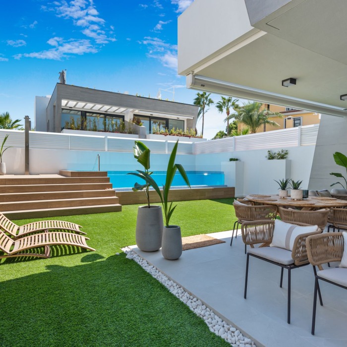 Moderna Casa Adosada de 5 Dormitorios junto a la Playa en Puerto Banús | Image 1