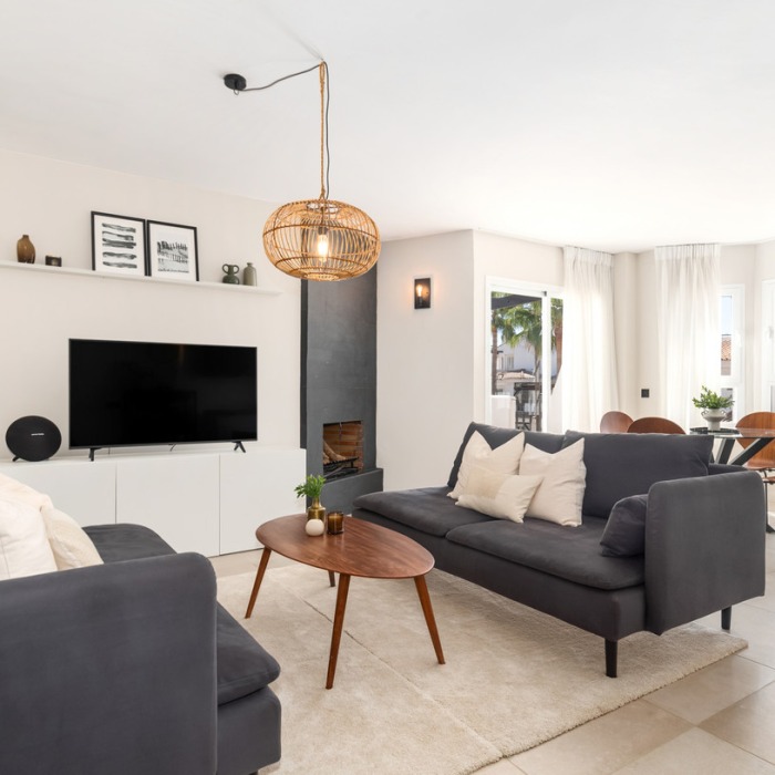 Modern 2 Bedroom Apartment in Los Naranjos in Nueva Andalucia | Image 2