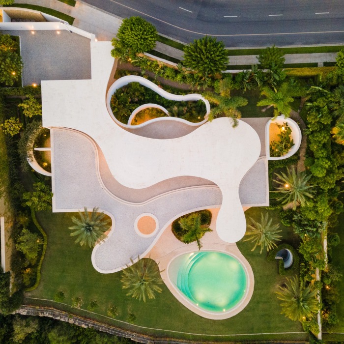 Villa Futuriste de 4 Chambres à Finca Cortesin, Casares | Image 1