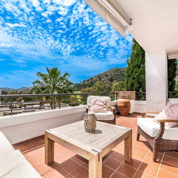 Sea view apartment for sale in Los Arqueros in Benahavis, Marbella Spain18