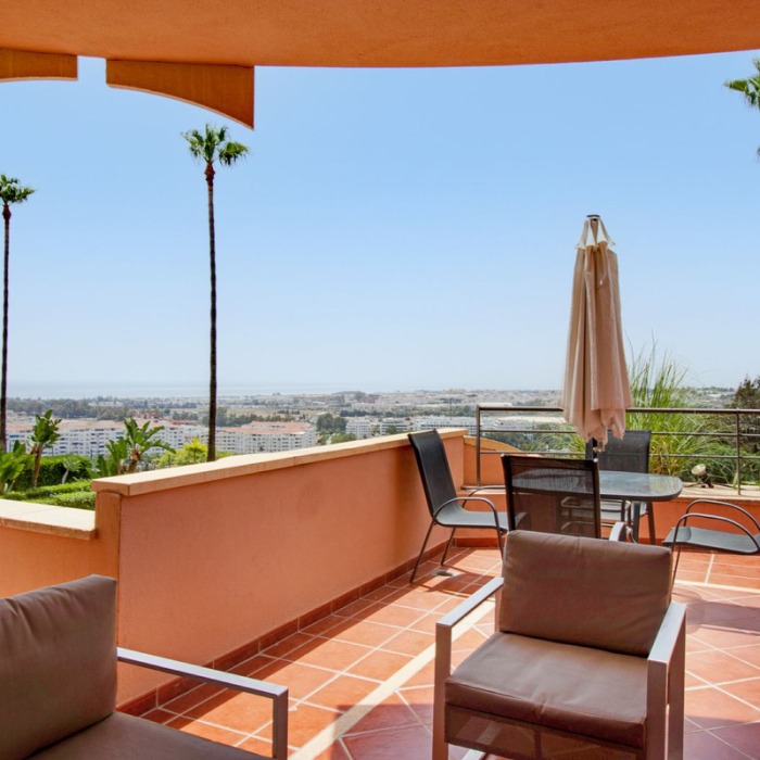 2 Bedroom Sea View Apartment in Magna Marbella in Nueva Andalucia | Image 4