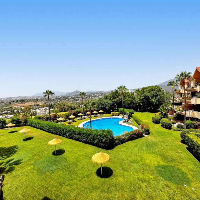 2 Bedroom Sea View Apartment in Magna Marbella in Nueva Andalucia | Image 22