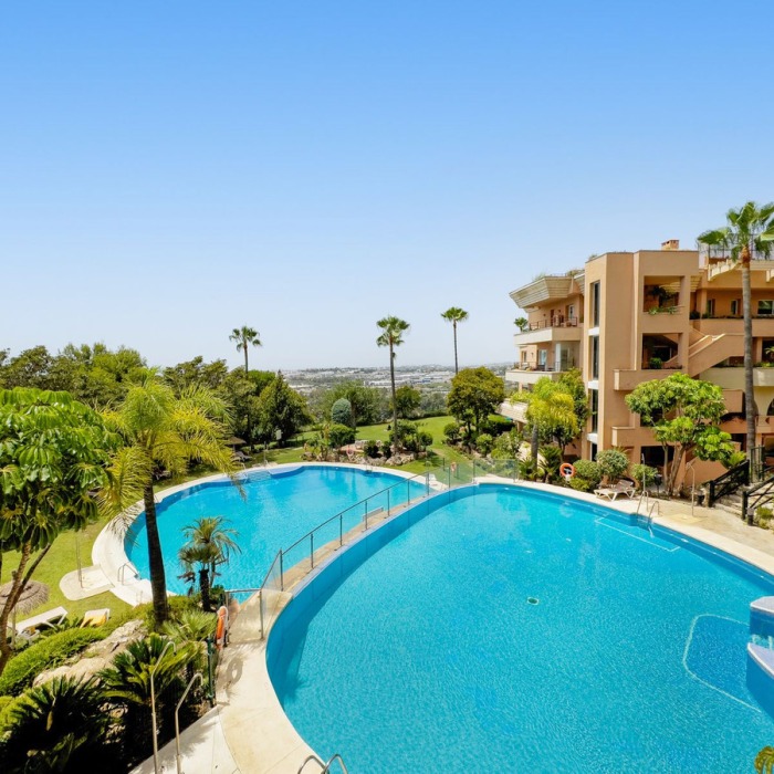2 Bedroom Sea View Apartment in Magna Marbella in Nueva Andalucia | Image 21