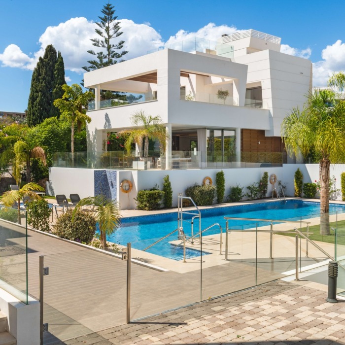 Beachside Villa for sale in Marbella1