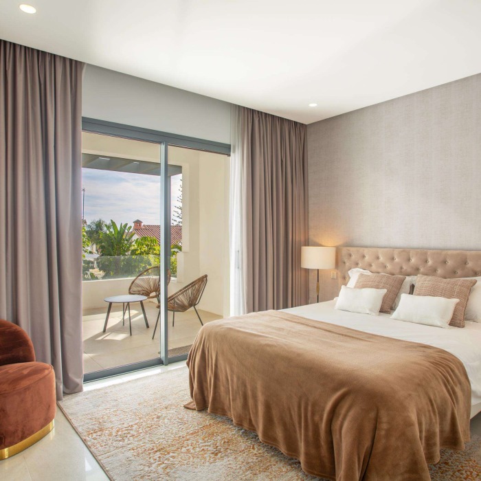 Villa Moderna de 6 Dormitorios junto a la Playa en la Milla de Oro de Marbella | Image 18