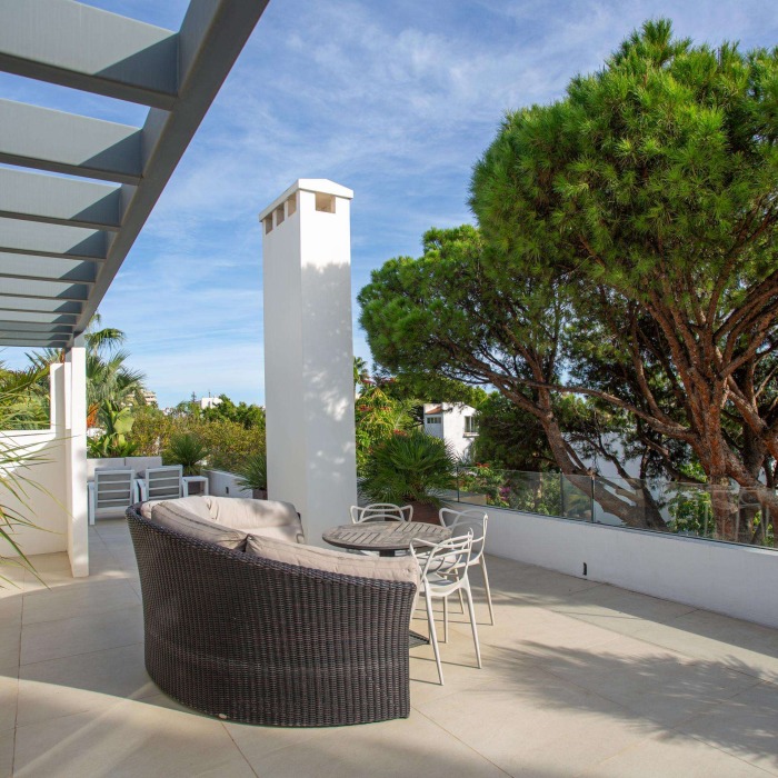 Villa Moderna de 6 Dormitorios junto a la Playa en la Milla de Oro de Marbella | Image 8