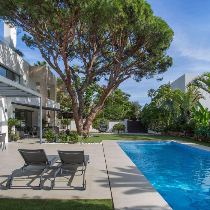 Villa Moderne de 6 Chambres proche de la Plage sur le Marbella Golden Mile | Image 1