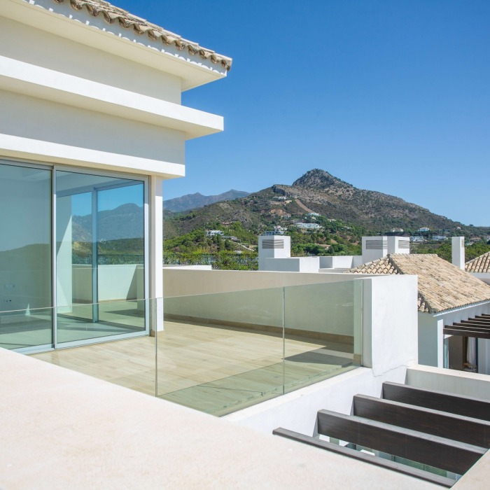 3 Bedroom Penthouse with Sea Views in Marbella Club Hills, Benahavis | Image 25