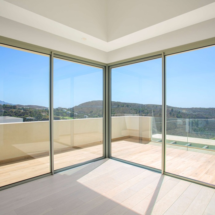 3 Bedroom Penthouse with Sea Views in Marbella Club Hills, Benahavis | Image 15
