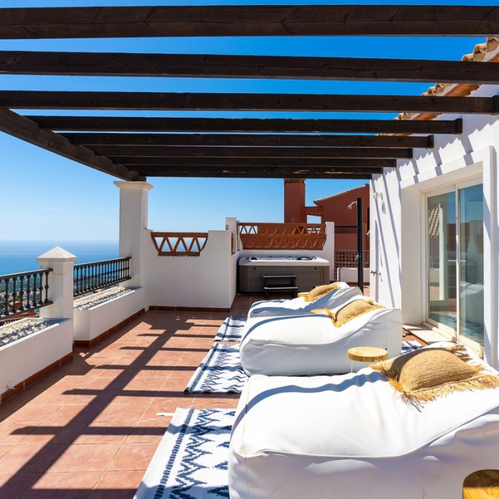 Penthouse with sea views for sale in Calahonda, Marbella4