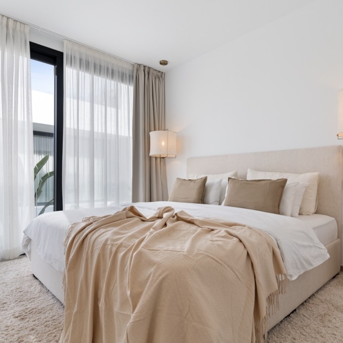 New 6 Bedroom Villa in La Resina Golf, Estepona | Image 35