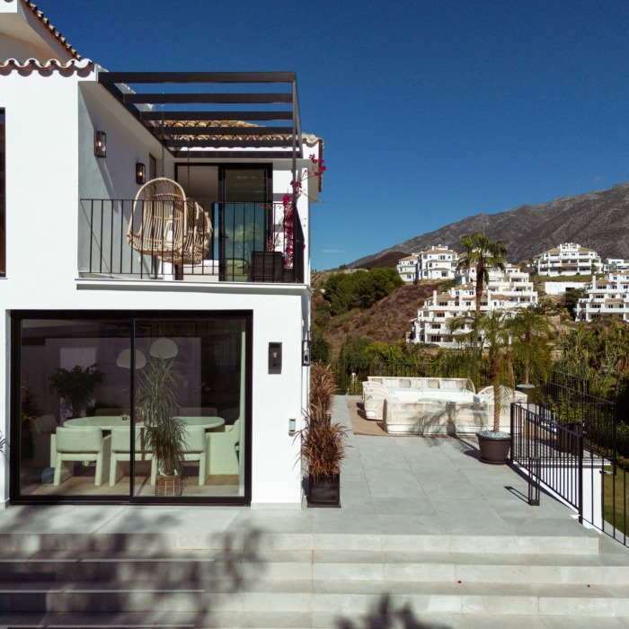 Modern 5 Bedroom Villa in Los Naranjos Hill Club, Nueva Andalucia | Image 3