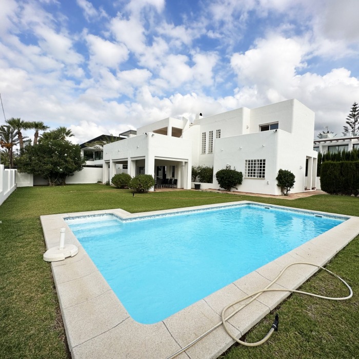 Beachside villa for sale in Marbesa, Marbella East | Image 11