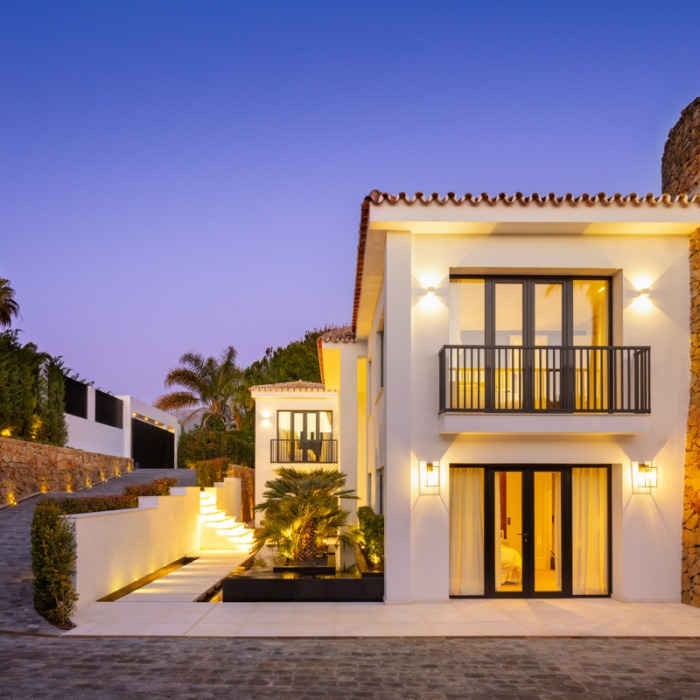 5 Bedroom Villa with Padel Court in La Cerquilla in Nueva Andalucia | Image 12