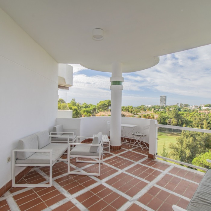 Apartamento con vistas al golf en Río Real, Marbella Este | Image 2
