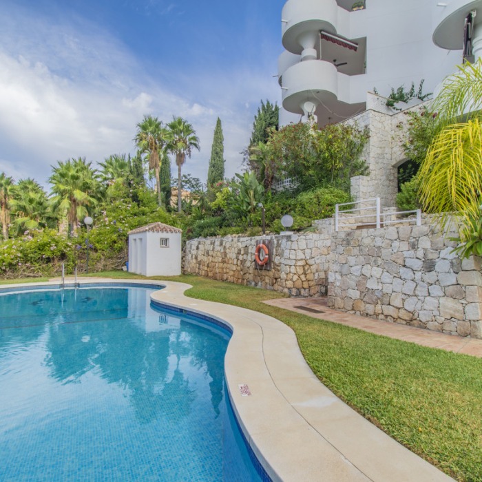 Apartamento con vistas al golf en Río Real, Marbella Este | Image 1