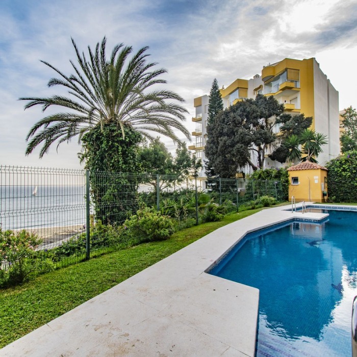 Frontline beach apartment in Marbella | Image 1