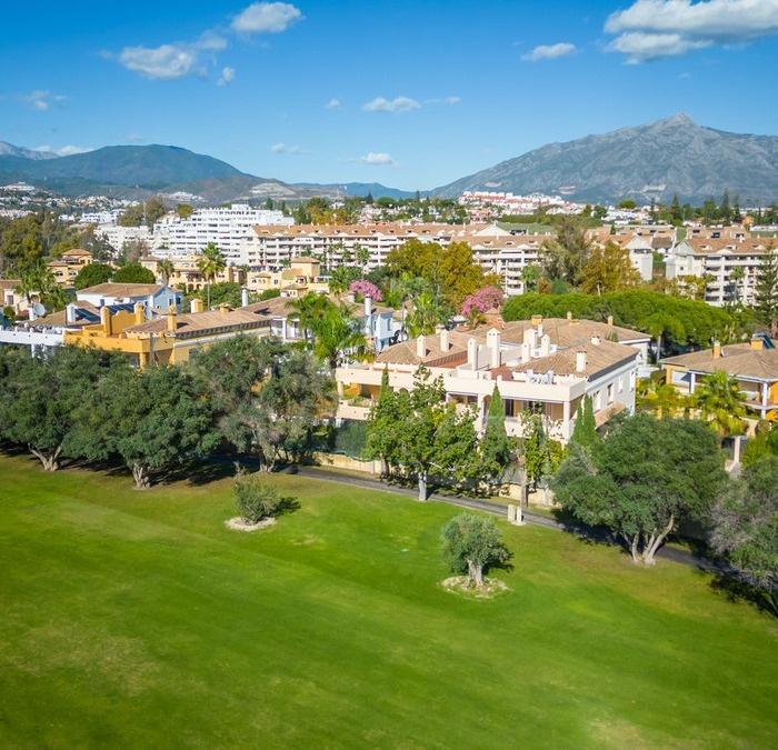 Frontline Golf Villa in Guadalmina Alta, San Pedro de Alcantara | Image 3