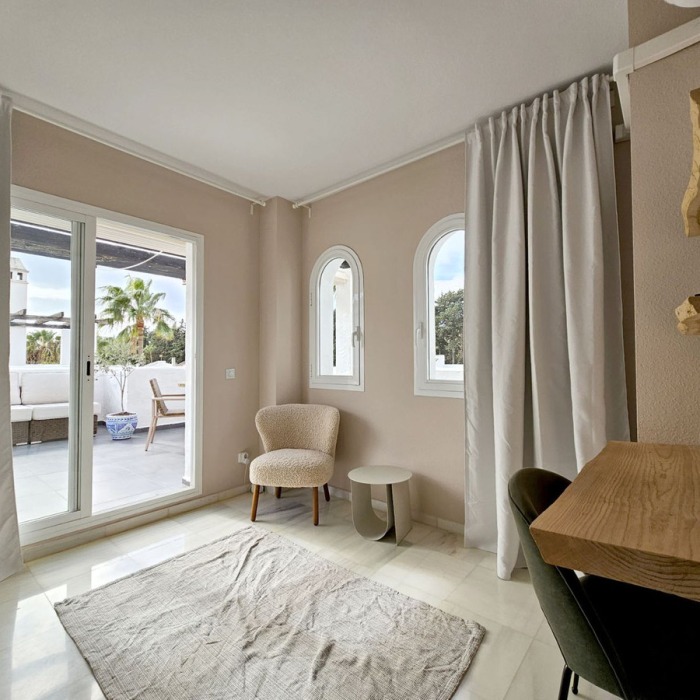 Modern penthouse in Los Naranjos de Marbella, Nueva Andalucia | Image 11