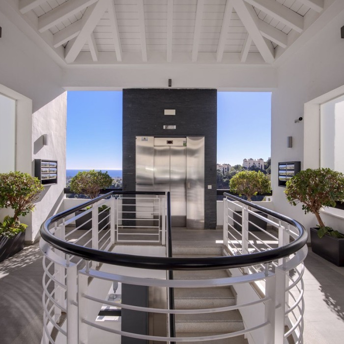 Modern sea view apartment in La Quinta, Benahavis | Image 24
